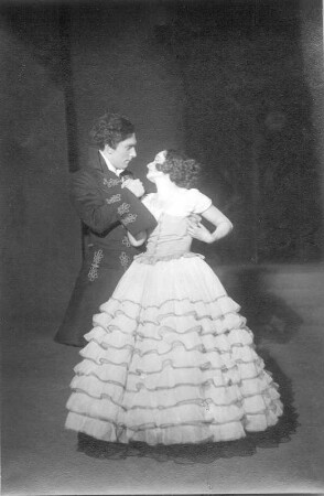 Die Elixiere des Teufels. Ballett (Pantomime) nach E. T. A. Hoffmann, bearbeitet von E. Cleve-Petz mit Musik von Jaap Kool. Ellen von Cleve-Petz als Aurelie, Felix Steinböck als Medardus, Erich Ponto als Belcampo, Gino Neppach als Graf Victorin, Susanne Dombois als Heilige. Staatsoper Dresden, Uraufführung 2.12.1925 unter Leitung von Kurt Striegler (Choreographie: E. Cleve-Petz, Regie: G. Kiesau, Bühnenbild: A. Mahnke, Kostüme: L. Fanto). Fotografie (Negativabzug auf Papier) von Ursula Richter