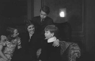 Szenenbilder aus dem Stück "Auf der anderen Seite" von Lillian Hellman am Hebbel-Theater Berlin