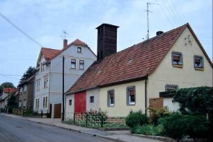 Straße mit Gebäuden, Vorgärten; Feuerwehrgerätehaus