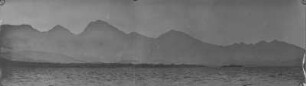 Küstenlandschaft : Blick vom Meer auf das bergige Festland Tansanias