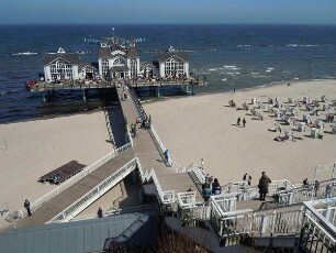 Sellin - Seebrücke und Strand : Die Seebrücke in Sellin auf der Insel Rügen und der angrenzende Badestrand, aufgenommen am 23. April 2011