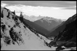 Arlberg: Blick von der Passstraße ins Klostertal