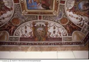 Deckengestaltung mit Darstellung der Roma, Veduten römischer Hügel, Putten, antiken Göttern und Grotesken, Gemalte Lünette mit Vignette des Quirinals