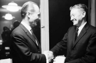 Freiburg: Amerikahaus, Übergabe der Bibliothek, Oberbürgermeister Dr. Keidel, Mr. Caroll