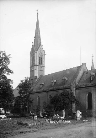 Chemnitz. Blick über den Friedhof zur Johanniskirche