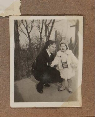 Christiane Zimmers Sohn Andreas mit einer Nonne