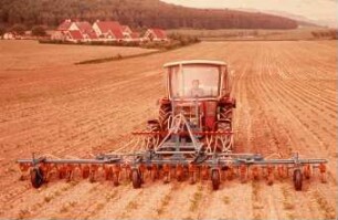 Fotografie: Hackmaschine, Frontanbau, Bandspritzung