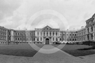 Schlosshof und Schloss in Jelgava (Mitau)