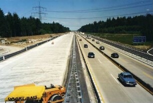 Lärmschutz-Steilwall "Sandweier" Einbau der offenporigen Asphaltdeckschicht BETEX-Gründwand und EVERGREEN-Raumgitterwand. 0 + 4 Verkehrsführung.
