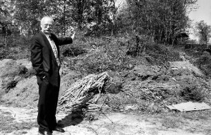Müllkippe (illegal) mit Gartenabfällen: Ortsbeiratsvorsitzender Willi Stüven