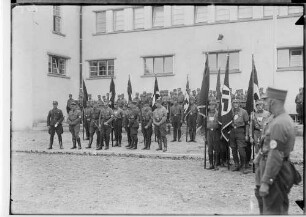 Treffen der SA-Standarte 40 mit Fahnenweihe vor der Stadthalle in Sigmaringen; Gruppe von SA-Führern (SA-Standartenführer Grimm; links daneben NSDAP-Kreisleiter Maier); Fahnenträger