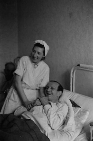 Reportage aus dem jüdischen Krankenhaus : Krankenschwester mit Patienten