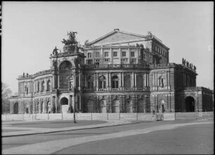 Dresden, Semperoper, Ansicht über den Theaterplatz während der Sicherungsarbeiten