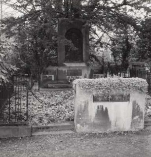 Grabmal der Familie Bernhardt
