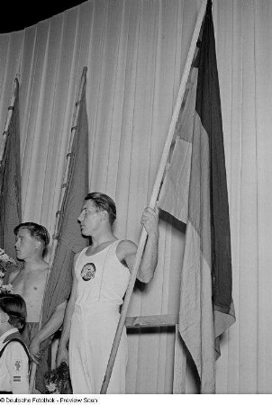 Porträt eines auf der Bühne stehenden Sportlers