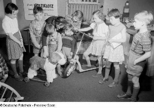 Kinder mit Spielzeug (Spielzeugausstellung am Markt)