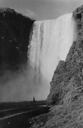Lotte Ehrhardt am Skógafoss, Island