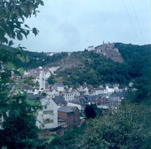 Idar-Oberstein. Blick über den Ort zur Schloßruine hoch über der Nahe, einst Sitz der Herren von Oberstein