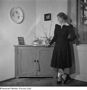 Porträt zweier Damen in Hildegard Jäckels Atelier