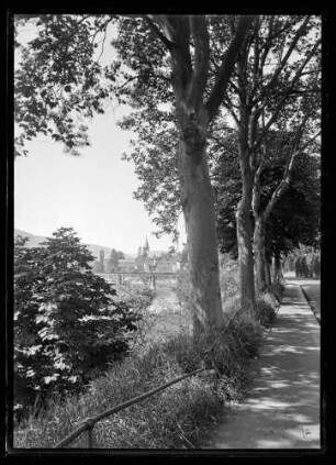 Blick von der Mühlenstraße Richtung Eisenbahnbrücke und Hofhaltung