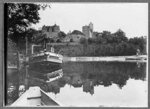 Vorm Schloss Bernburg an der Saale