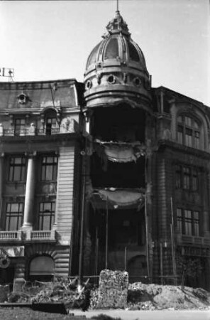 Bukarest: Bomben auf Bukarest, Versicherungsgebäude am Universitätsplatz