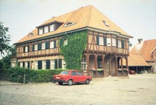 ehemaliges Gut Trenthorst-Wulmenau: Trenthorst: Wirtschaftshof [Karree]: Blick von Südosten: westlicher Kopfbau mit Arkaden: hinten rechts westlicher Seitenflügel, Mittelbau [angeschnitten)