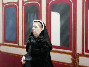 Queen Victoria als Wachsfigur vor Eisenbahnwaggon im Museum in Ballater, wo sie auf dem Bahnhof ankam, um von dort in die königliche Sommerresidenz Balmoral Castle weiterzufahren