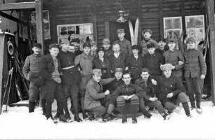 Gruppenbildnis, aufgenommen vor einer Bergbaude