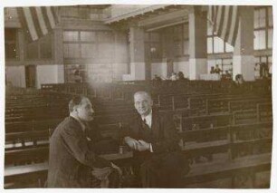 Reverend Carl E. Gallmann und Dr. Franz Hoellering im Gespräch auf Ellis Island, New York. links: Dr. Franz Hoellering, rechts: Carl E. Gallering