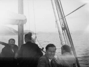 Auf Schiff : Eine Gruppe von Personen auf einem Schiff auf Meer, vermutlich auf einer Motorbarke in Richtung Parga