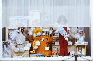 DDR. Schaufensterdekoration eines Spielwarenladens