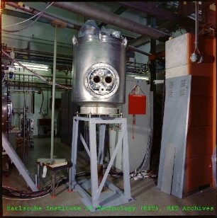 Detail des Kryostats des Supraleitenden Linearbeschleunigers (LINAC) am Institut für Experimentelle Kernphysik (IEKP)