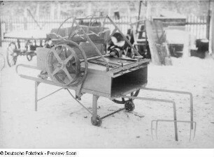 Mobile Strohpresse, eingerichtet für Fremdantrieb über Riementrieb (um 1920; Firma Künzel-Kleinod). Antriebsseite mit Riemenscheibe und Auswurfseite