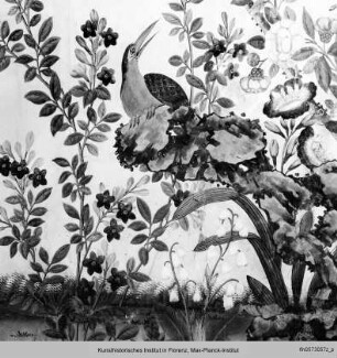 Textile Wandbespannung mit blühenden Sträuchern und Vögeln