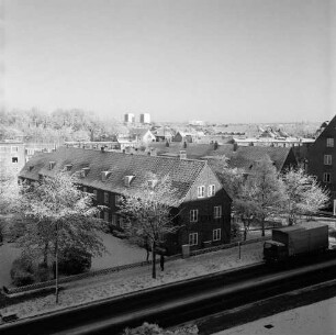 Mewesstraße: Blick vom Kreishaus auf Wohnblocks mit Grünanlagen: rechts Lkw: dahinter Abzweigung der Reimer-Hansen-Straße: hinten Hochhäuser am Poggenbreeden: Winter