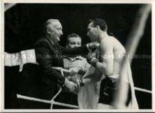 Hans Albers bei einem Boxkampf im Sportpalast