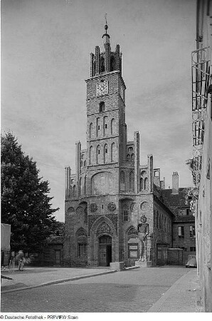 Brandenburg. Altstädter Rathaus (1470/1480) mit Roland