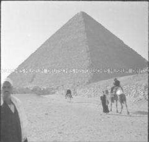 Ausflug zu den Pyramiden, Tourist auf einem Kamel reitend in Kairo, Ägypten