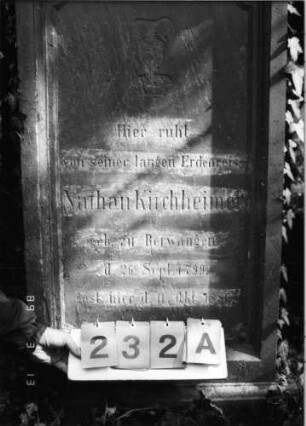 Grabstein 232 (Index: 100093574) Maße HxBxT: 109x59x25 cm Symbolik: (Leviten-)Kanne: Grabstein 232A