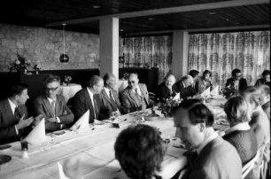 Freiburg: Konferenz Essen im Hotel Jägerhäusle, mit Oberbürgermeister Keidel, Direktor ? und Stadträte