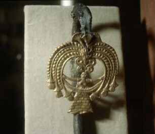 Athen. Archäologisches Nationalmuseum. Goldkopf einer Silbernadel, Schachtgrab III von Mykene. Göttin Hera im Nimbus