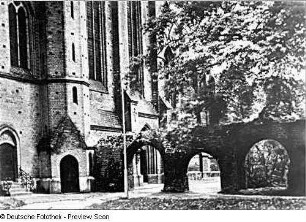 Ruine des Klausurgebäudes : Ehemaliges Zisterzienserkloster. Klosterkirche (1295-1368; Restaurierung 1881-1894, G. L. Möckel). Südwand des Querschiffes und Ruine der Westwand des östlichen Flügels des Klausurgebäudes (um 1230)