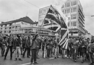 Eine britische Flagge, der Union Jack, wird verbrannt. Aus Protest gegen NATO-Manöver in der Norddeutschen Tiefebene. Hildesheim, 19.-22.09.1984