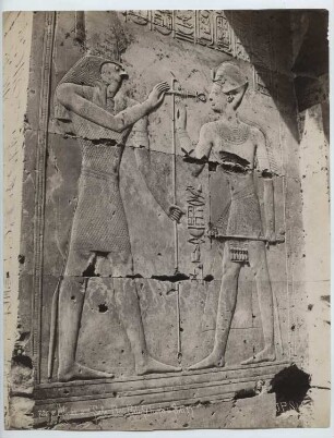 Totentempel des Sethos I., Abydos Zweiter Säulensaal: Relief, Sethos I. vor Horus