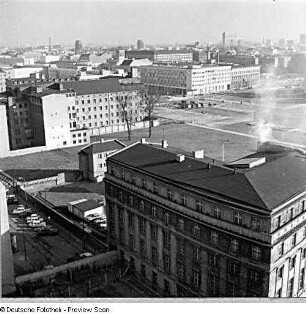 Berlin-Tiergarten. Blick vom Reichstag nach Ost-Berlin