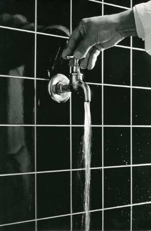 Hamburg. Werbefotografie für einen Prospekt der Hamburger Wasserwerke GmbH. Ein Wasserhahn wird aufgedreht