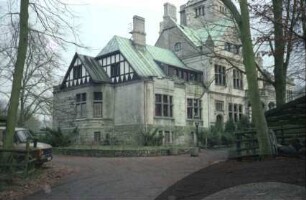 Gut Grabau: Rosenstraße 12: Herrenhaus: Eingangsfassade: Teilansicht: Westseite: links Wirtschaftsflügel: rechts Südflügel