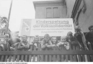 Internationales Rotes Kreuz. Kinderspeisung durchgeführt von der Volkssolidarität, 1949