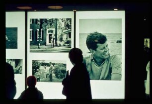 Kennedy-Ged.Ausst./ Menschen vor Fotos